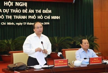 Deputy Prime Minister works on urban administration pilot scheme in Ho Chi Minh city  - ảnh 1